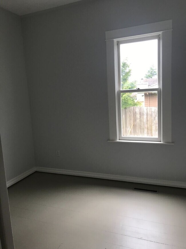 Building Photo - Available Now!! $500 off first month's rent - 2bed, 1 bath house