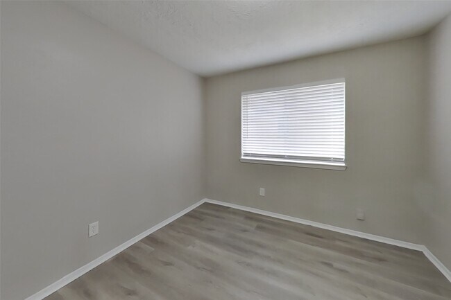 Building Photo - 14831 Waterside Dr