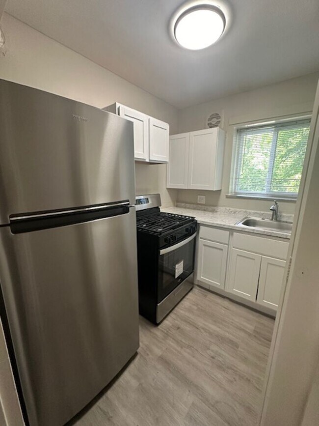 Building Photo - Riverside