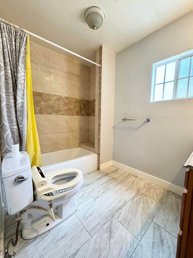 Building Photo - 2 bed 2 bath Single family home with a big...