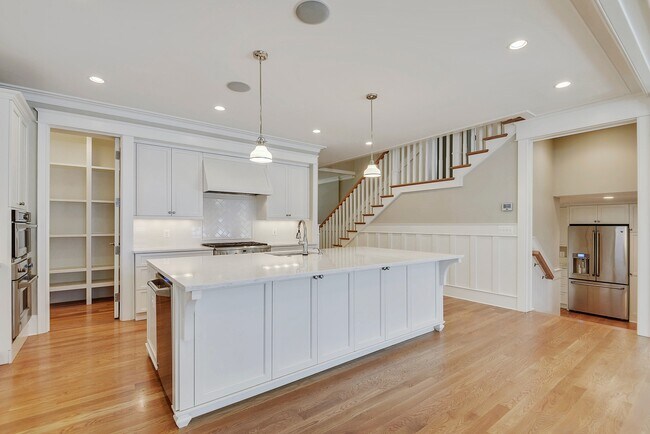 Building Photo - 5br Bethesda Home for Rent