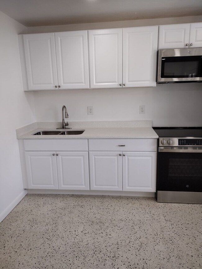 Building Photo - 3 bed 2 bath with bonus room
