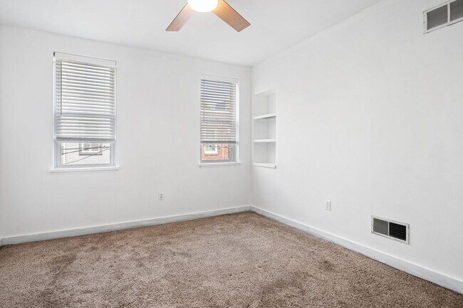 Building Photo - 3 Bedroom Rowhouse For Rent - New Bold