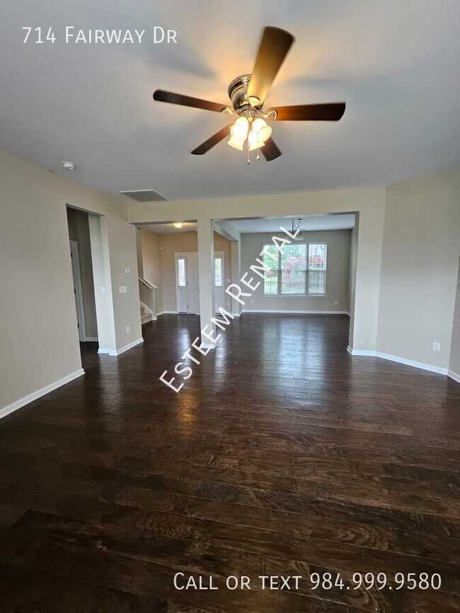 Building Photo - 714 Fairway Dr