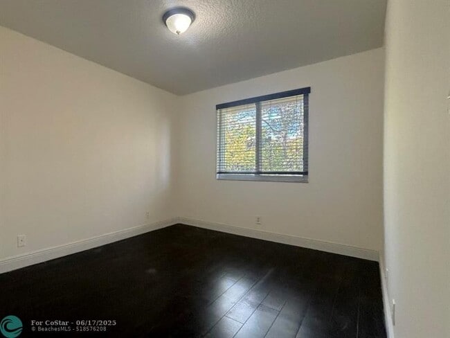 Building Photo - 3118 Coral Ridge Dr