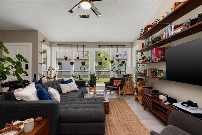 Building Photo - 88 W High Oaks Cir