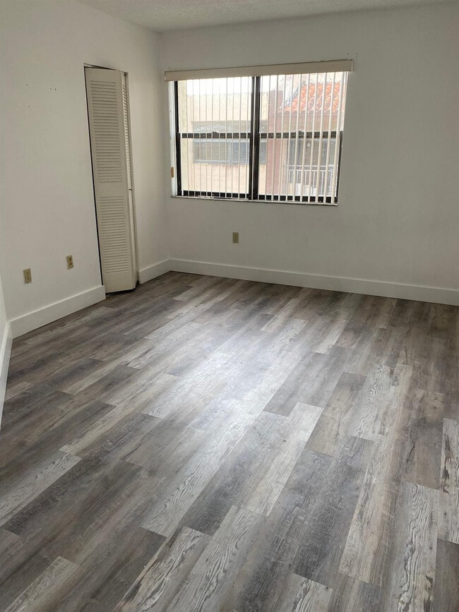 Building Photo - 660 W Park Dr