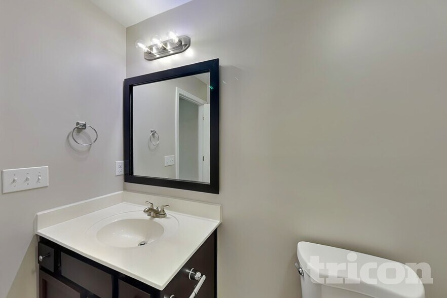 Building Photo - 1705 Sawtooth Ct