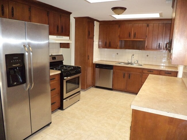 Building Photo - 4 Bedroom Single Family Home in Hampton