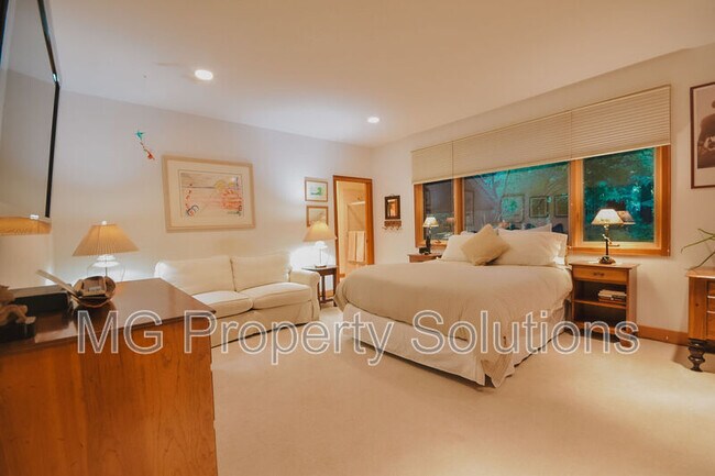 Building Photo - 7079 Lucas Valley Rd