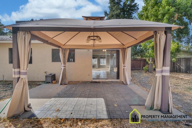 Building Photo - Remodeled 4-Bedroom Retreat with Large Backyard