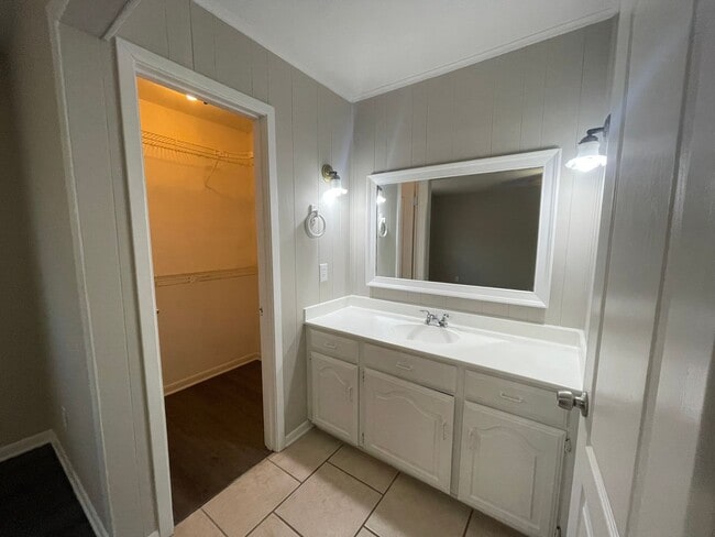 Building Photo - Won’t last long! Make the call today!