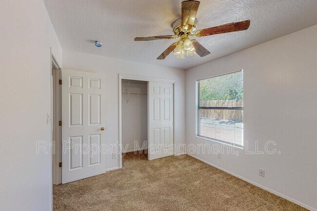 Building Photo - 1729 Chamisa Rd NE