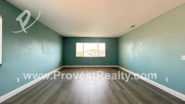 Building Photo - 5 Bedroom, 3.5 Bathroom Victorville Home w...