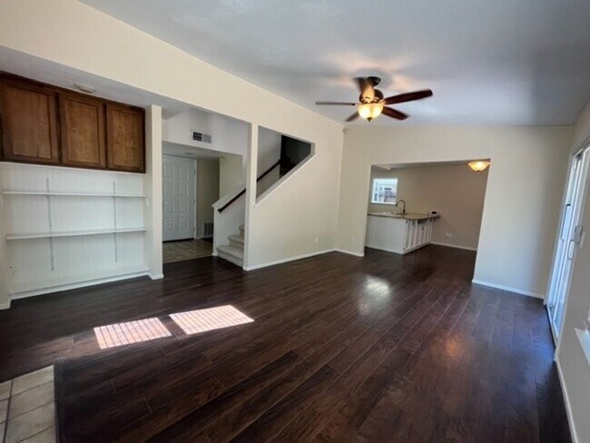 Building Photo - Spacious 3bed 2.5bath 2 story home available now!