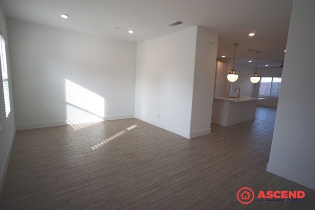 Building Photo - Spacious 5-Bedroom Home in Gossamer Grove with Solar & Modern Kitchen