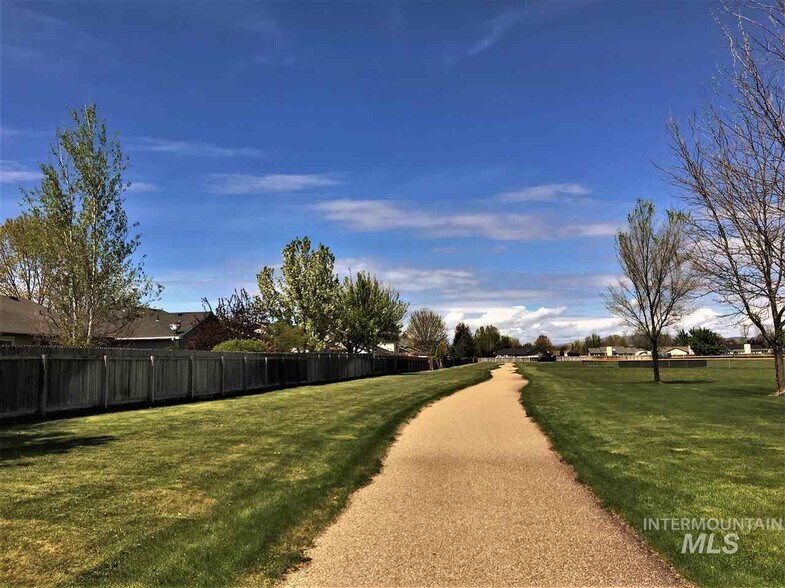 Building Photo - 5008 N Rothmans Ave