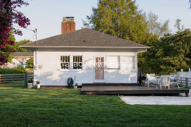 Building Photo - SUPER CUTE 1920'S CRAFTSMAN HOME...2 BEDRO...