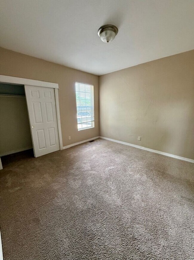 Building Photo - Beautiful 3 Bedroom 2 Bathroom House  **2 Weeks Free Rent**