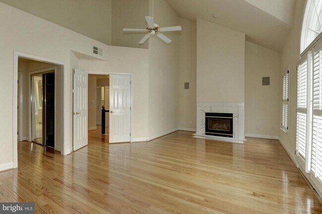 Building Photo - 2217 N Oak Ct