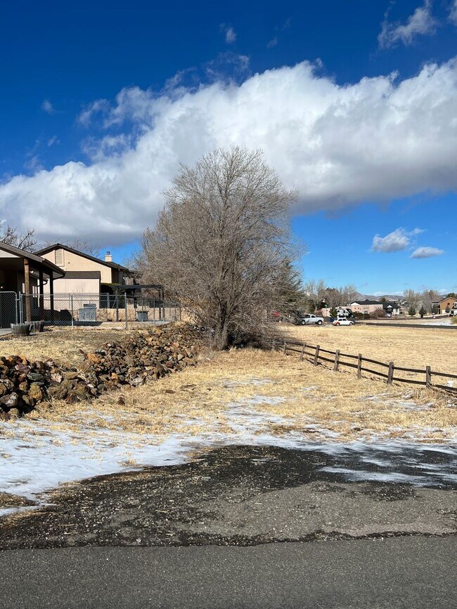 Building Photo - Charming , Single story 3 Bedroom , 2 Bath Home!