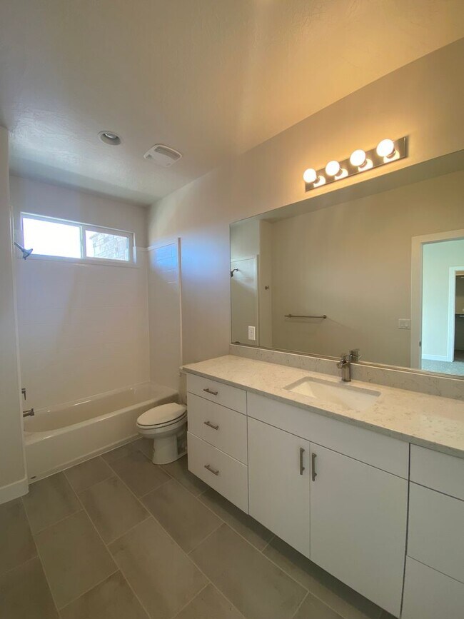 Building Photo - Beautiful townhome In Crimson Park