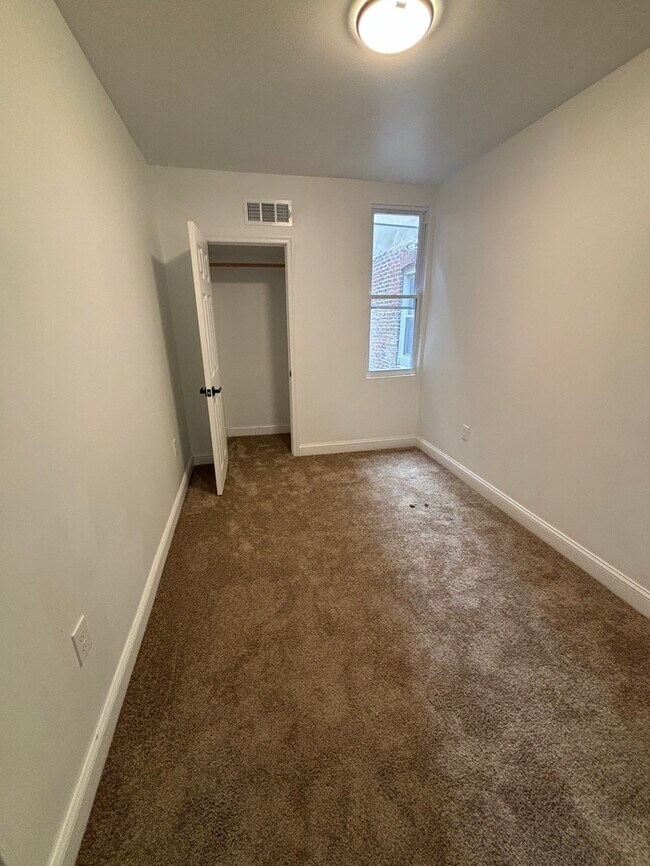 Building Photo - 4 bedrooms plus Den home