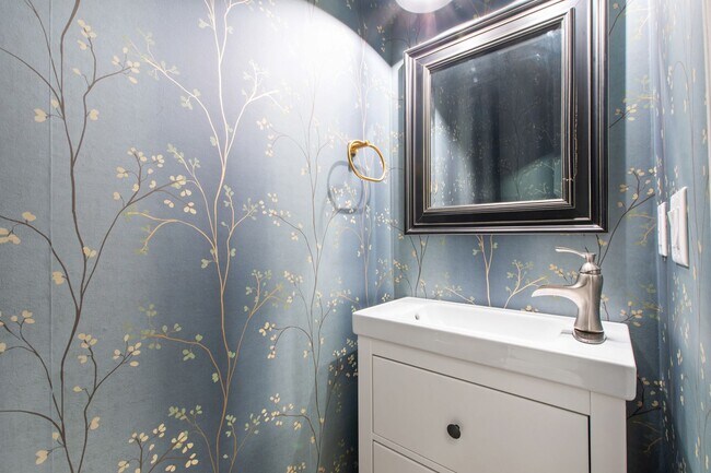 Building Photo - Charming 4-Bedroom with Backyard Retreat i...