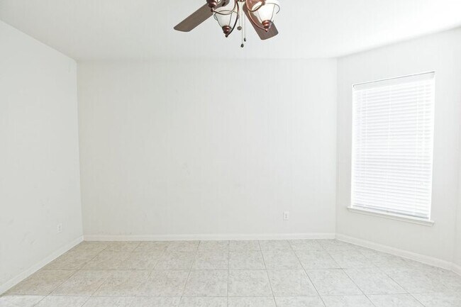 Building Photo - 1829 Persimmon Dr