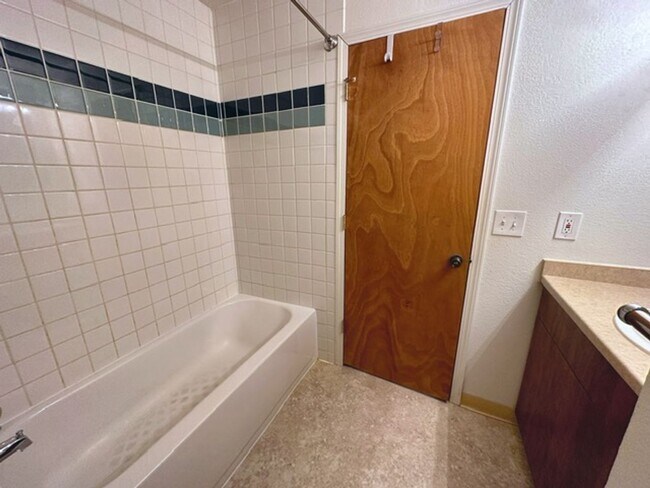 Building Photo - South Anchorage Home with Fenced in Yard & In Unit Laundry