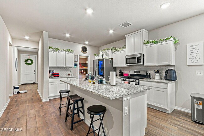 Building Photo - 13876 Loreina Luz Ave