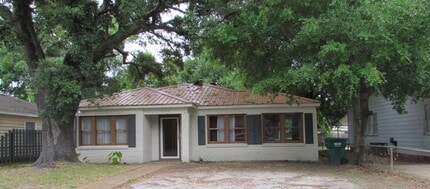 Building Photo - NEWLY REMODELED 3 BEDROOM 2 BATH