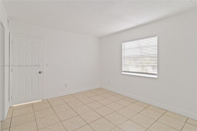 Building Photo - 1095 W 77th St