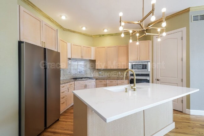 Building Photo - 566 Josephine St