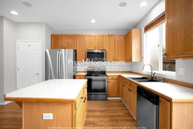 Building Photo - Updated Three Bedroom Townhome Near Nike & Intel!