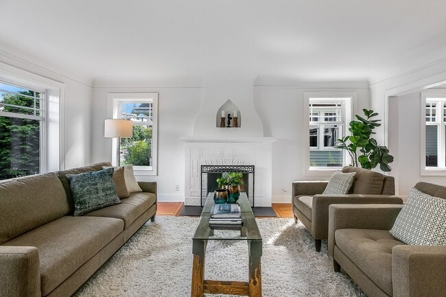 Building Photo - Queen Anne Craftsman - Available September...