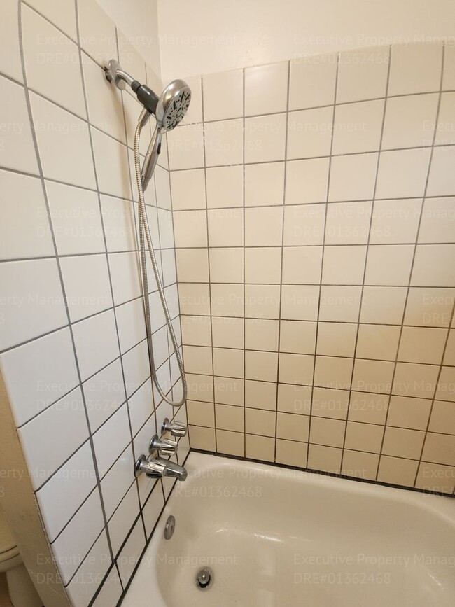 Building Photo - Move in ready. 3 bedrooms/ 1.5 bath, yard,...