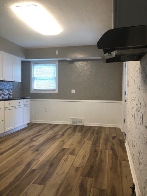 Building Photo - 507 E Archwood Ave