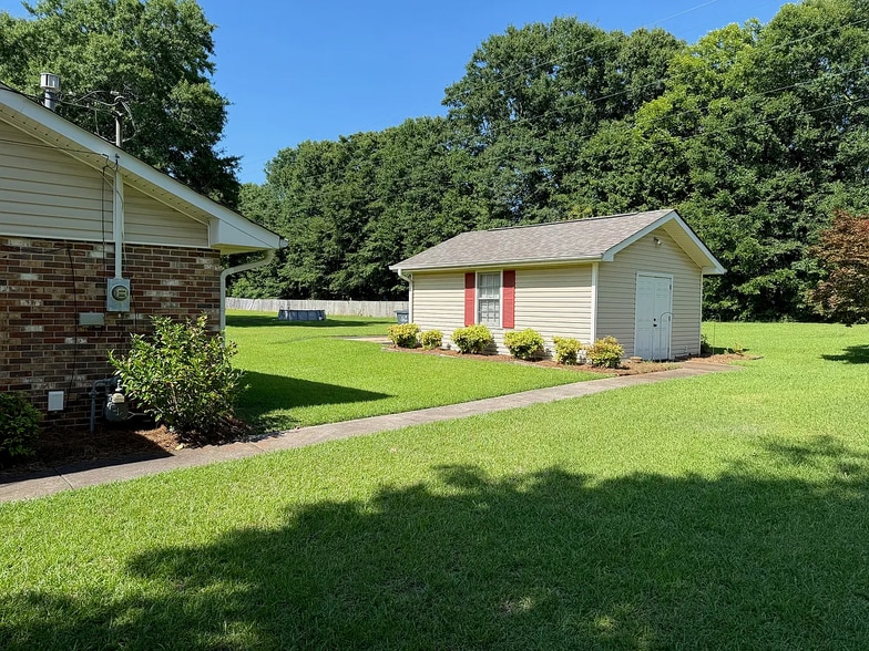 Building Photo - 147 Fern Dr