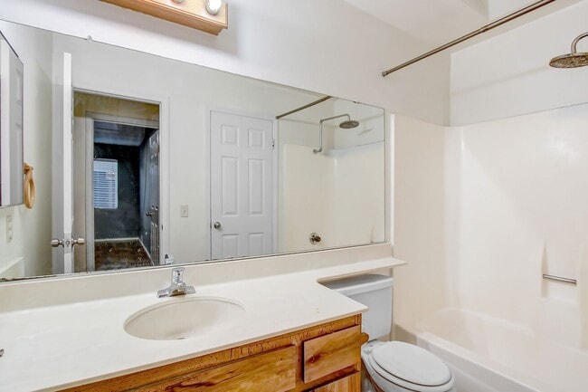 Building Photo - 3/2 Duplex for Lease in Lake Elsinore!