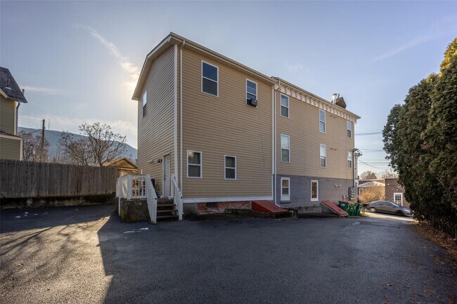 Building Photo - 44 E Main St