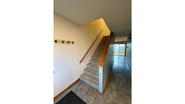 Building Photo - Spacious 3 - Bedroom Townhome with Modern ...