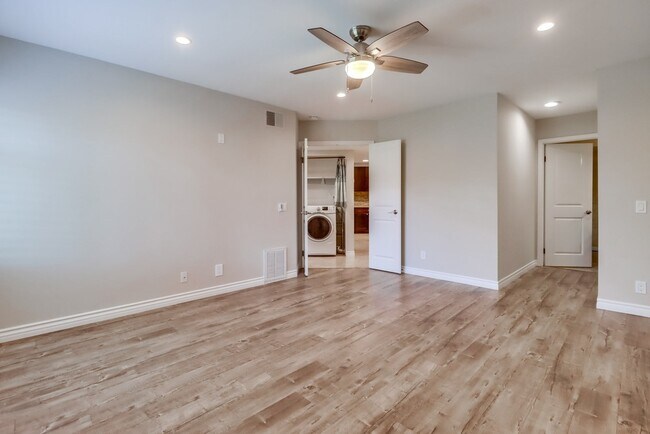 Building Photo - 6960 Golfcrest Dr