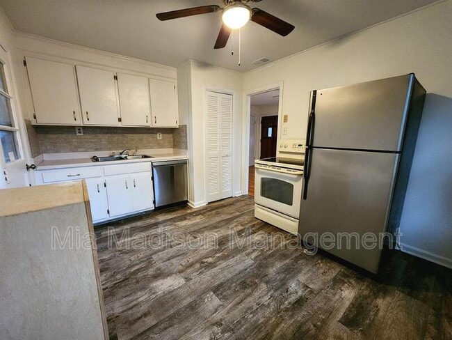 Building Photo - 105 Evora St