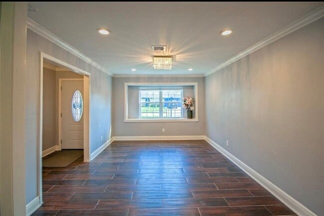 Building Photo - 6002 Duxbury St