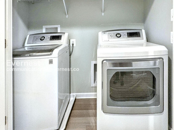 Building Photo - 9001 Elderwood Pl