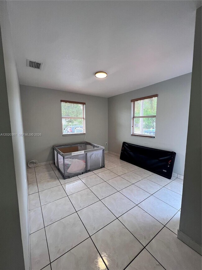 Building Photo - 16940 SW 94th Ave