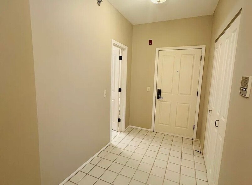 Building Photo - 7520 Edinborough Way