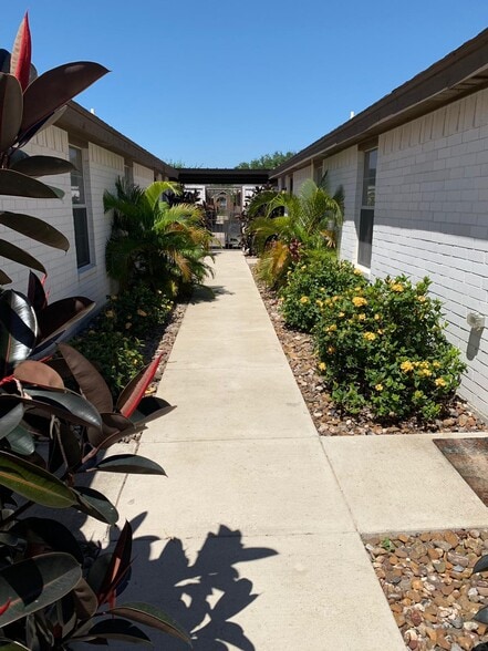 Building Photo - 2021 Bahamas Dr