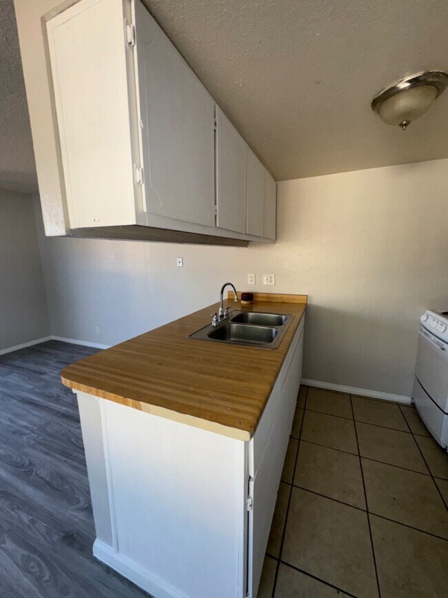 Building Photo - 916 San Pedro Dr SE